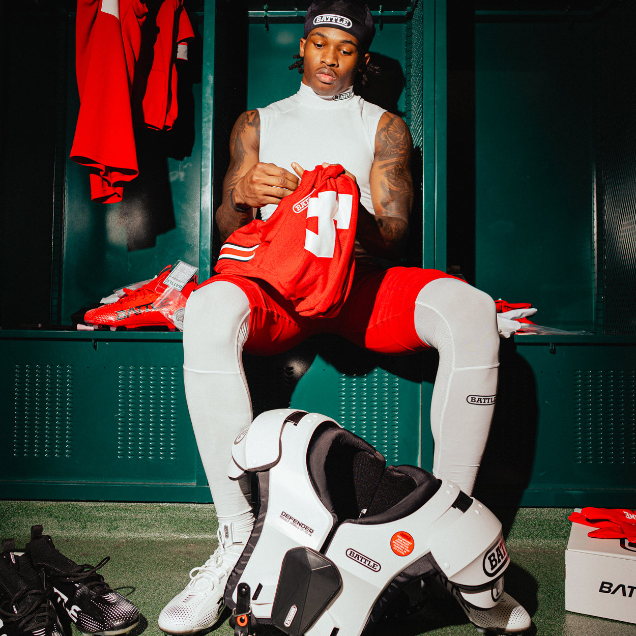 (Mサイズ) BATTLE DEFENDER 大人 ミディアムショルダーパッド Defender Lightweight Football Shoulder Pads | Battle Sports